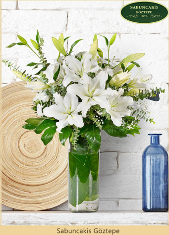 LİLLYS - Cam Vazoda Beyaz Lilyumlar ile Çiçek Aranjman
