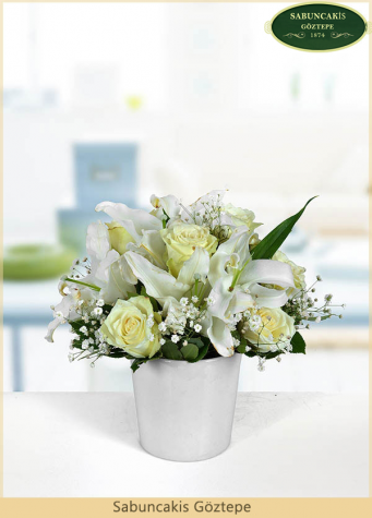 SANTA - Seramik Vazoda Beyaz Güller Ve Lilyumlar